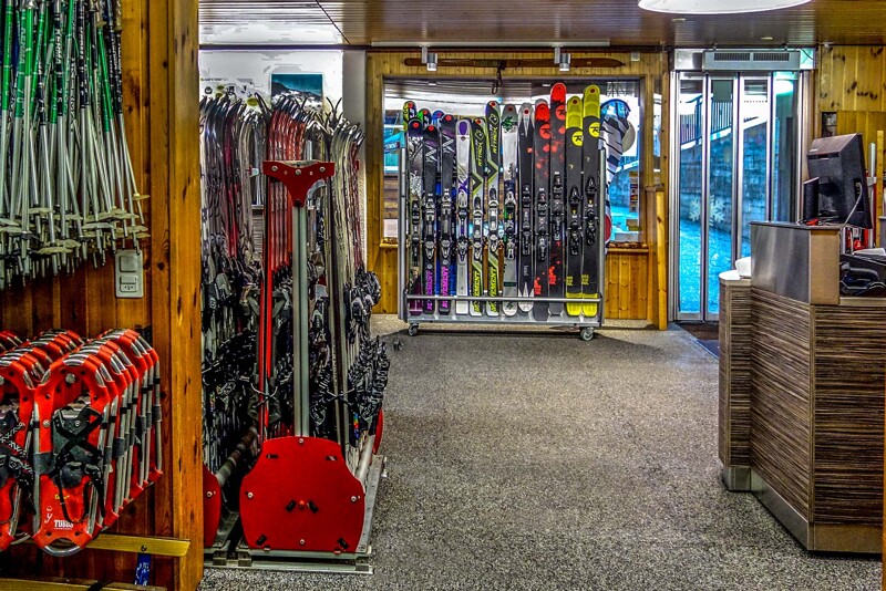 Der Fußboden in einem Einzelhandelsgeschäft für Wintersportausrüstung ist mit WARCO Bodenbelag im Farbdesign Delfin oder Heller Granit ausgelegt.