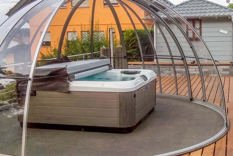 Einen Whirlpool im Garten ist eine tolle Sache. Mit einem aufschiebbaren Glas-Iglo lässt sich die Badesaison weit in die kühle Jahreszeit hinein verlängern. Der Whirlpool steht auf wasserdurchlässigen Poolplatten von WARCO. Whirlpool mit rundem Dach