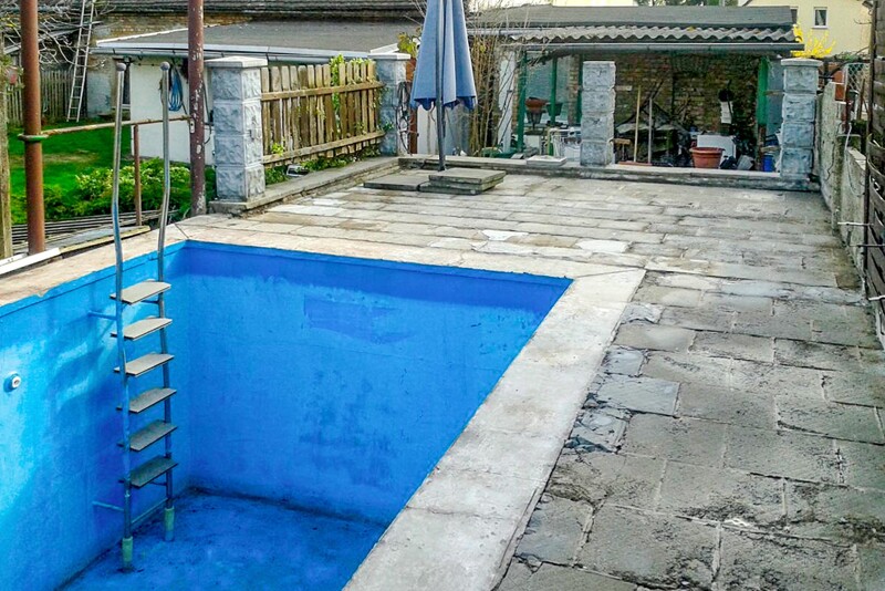 Dieses Schwimmbecken im Garten ist komplett sanierungsbedürftig. Nicht nur das Betonbecken selbst, sondern auch die Terrasse und der Umgang sind durch völlig verwittert und müssen erneuert werden.