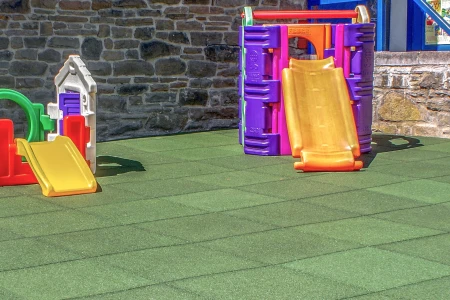 WARCO Fallschutzmatten auf einem Spielplatz für Kleinkinder.