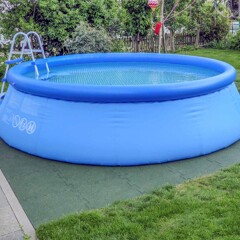 Mit einem Quick Up Pool holt man den Badespaß günstig und schnell in den eigenen Garten holen. Als sicherer Boden für den Quick Up Pool empfehlen sich elastische Poolplatten von WARCO. QucikUp Pool mit grauem Belag
