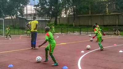 Auf einem roten Kleinspielfeld aus Ballspielplatten von WARCO trainieren Jugendliche Nachwuchstalente in Kenia für eine Karriere als professioneller Fußballspieler.