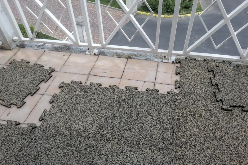 Die einfachste Form der Balkonsanierung ist die, bei der Balkonplatten von WARCO einfach auf den vorhandenen Belag auf dem Balkon aufgelegt werden. Der Balkon ist damit sofort nutzbar.