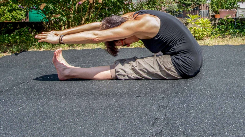 Auf den elastischen Gummigranulat Bodenmatten von WARCO lässt es sich gut trainieren. Für Gymnastik, Fitness, Yoga oder Kampfsport ist der trittelastische und gelenkschonende Boden von WARCO die ideale Unterlage.