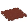 Fallschutz-Puzzlematte von WARCO im Farbdesign Ziegelrot mit den Abmessungen 50 x 50 x 2 cm | 0,25 m². Produktfoto von Artikel 6313 in der Aufsicht von schräg vorne.