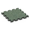 Fallschutz Puzzlematte von WARCO im Farbdesign Englischer Rasen mit den Abmessungen 46 x 46 × 2,8 cm. Produktfoto von Artikel 6933 in der Aufsicht von schräg vorne.