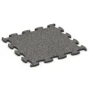 Fitness Max Floor System von WARCO im Farbdesign Dunkelgrauer Granit mit den Abmessungen 97,1 x 97,1 x 2,8 cm. Produktfoto von Artikel 6886 in der Aufsicht von schräg vorne.