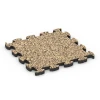 Steinteppich Klickfliese von WARCO im Farbdesign Rattan Lounge mit den Abmessungen 28,9 x 28,9 x 1,8 cm. Produktfoto von Artikel 6822 in der Aufsicht von schräg vorne.