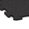 Detailaufnahme der Randausprägung von WARCO-Produkt 0176, Treppenbelag, Format 500 x 500 x 18 mm, Farbe Anthrazit.