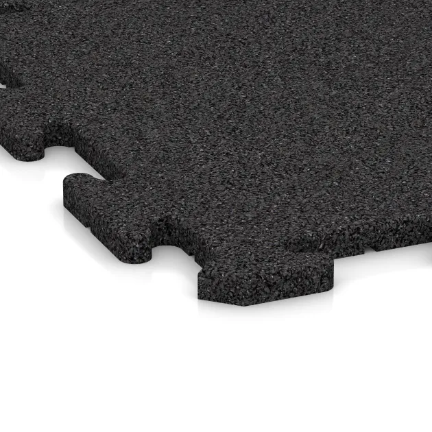 Detailaufnahme der Randausprägung von WARCO-Produkt 0176, Treppenbelag, Format 500 x 500 x 18 mm, Farbe Anthrazit.