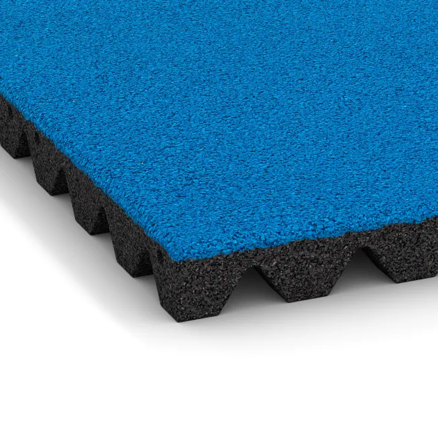 Detailaufnahme der Randausprägung von WARCO-Produkt 0631, Fallschutzplatte, Format 500 x 500 x 45 mm, Farbe Himmelblau.