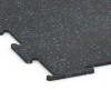 Detailaufnahme der Randausprägung von WARCO-Produkt 6451, Fitnessboden Kompakt, Format 100 × 100 × 0,8 cm, Farbe Leicht Blau Gesprenkelt.