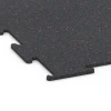 Detailaufnahme der Randausprägung von WARCO-Produkt 6456, Fitnessboden Kompakt, Format 50 × 50 × 0,8 cm, Farbe Leicht Rot Gesprenkelt.