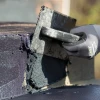 Detailaufnahme der Randausprägung von WARCO-Produkt 0024, ALLESDICHT – Flüssigabdichtung, Format 25 kg | 7,6 m², Farbe Schwarz.