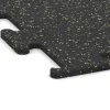 Detailaufnahme der Randausprägung von WARCO-Produkt 3756, Fitness Performance Elite Trainingsboden, Format 1000 x 1000 x 15 mm, Farbe Leicht Gelb Gesprenkelt.