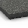 Detailaufnahme der Randausprägung von WARCO-Produkt 6440, Fallschutzplatte – 210 cm, Format 50 x 50 x 7 cm, Farbe Dunkelgrauer Granit.