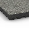 Detailaufnahme der Randausprägung von WARCO-Produkt 6441, Fallschutzplatte – 210 cm, Format 50 x 50 x 7 cm, Farbe Grauer Granit.