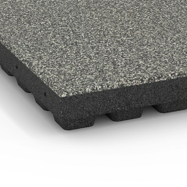 Detailaufnahme der Randausprägung von WARCO-Produkt 6441, Fallschutzplatte – 210 cm, Format 50 x 50 x 7 cm, Farbe Grauer Granit.