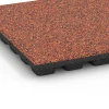Detailaufnahme der Randausprägung von WARCO-Produkt 6435, Fallschutzplatte – 160 cm, Format 50 x 50 x 4,8 cm, Farbe Feuersglut.