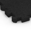 Detailaufnahme der Randausprägung von WARCO-Produkt 6302, Fallschutz-Puzzlematte, Format 50 x 50 x 4 cm | 0,25 m², Farbe Anthrazit.