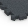 Detailaufnahme der Randausprägung von WARCO-Produkt 6400, Fallschutzplatte - 150 cm, Format 50 x 50 x 4 cm | 0,25 m², Farbe Schiefergrau.