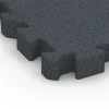 Detailaufnahme der Randausprägung von WARCO-Produkt 6408, Fallschutzplatte – 220 cm, Format 50 x 50 x 6 cm | 0,25 m², Farbe Schiefergrau.