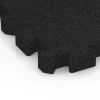 Detailaufnahme der Randausprägung von WARCO-Produkt 6305, Fallschutz-Puzzlematte, Format 50 x 50 x 5 cm | 0,25 m², Farbe Anthrazit.
