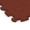 Detailaufnahme der Randausprägung von WARCO-Produkt 6313, Fallschutz-Puzzlematte, Format 50 x 50 x 2 cm | 0,25 m², Farbe Ziegelrot.
