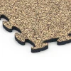 Detailaufnahme der Randausprägung von WARCO-Produkt 6921, Messeboden Klickfliese, Format 44,6 x 44,6 x 1,8 cm, Farbe Rattan Lounge.