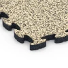 Detailaufnahme der Randausprägung von WARCO-Produkt 6937, Fallschutz Puzzlematte, Format 44,6 x 44,6 × 2,8 cm, Farbe Travertin.