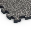 Detailaufnahme der Randausprägung von WARCO-Produkt 6841, Fitness Active Floor System, Format 44,6 x 44,6 × 2,8 cm, Farbe Dunkelgrauer Granit.