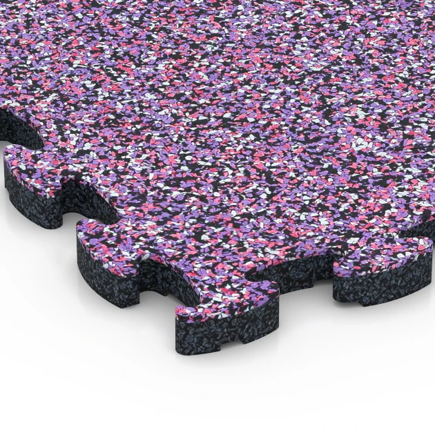 Detailaufnahme der Randausprägung von WARCO-Produkt 6819, Steinteppich Klickfliese, Format 28,9 x 28,9 x 1,8 cm, Farbe Lavendel.
