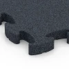 Detailaufnahme der Randausprägung von WARCO-Produkt 6961, Fitness Premium Boden, Format 45,9 x 45,9 x 2,8 cm, Farbe Anthrazit.