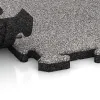 Großaufnahme vom Verbindungssystem von WARCO-Boden 5011 - Eckplatte im Farbdesign Grau Melange. Abmessungen 485 x 485 x 30 mm.