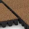 Großaufnahme vom Verbindungssystem von WARCO-Boden 5373 - Fallschutzplatte im Farbdesign Terra Cotta. Abmessungen 500 x 500 x 80 mm.