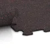 Großaufnahme vom Verbindungssystem von WARCO-Boden 1033 - Treppenfliese im Farbdesign Leicht Rot Gesprenkelt. Abmessungen 970 x 970 x 8 mm | 0,94 m.