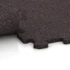 Großaufnahme vom Verbindungssystem von WARCO-Boden 1126 - Fitnessboden Kompakt im Farbdesign Leicht Rot Gesprenkelt. Abmessungen 970 x 970 x 16 mm | 0,94 m².