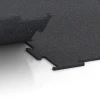Großaufnahme vom Verbindungssystem von WARCO-Boden 6450 - Fitnessboden Kompakt im Farbdesign Leicht Rot Gesprenkelt. Abmessungen 100 × 100 × 0,8 cm.