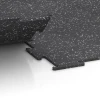 Großaufnahme vom Verbindungssystem von WARCO-Boden 6452 - Fitnessboden Kompakt im Farbdesign Leicht Grau Gesprenkelt. Abmessungen 100 × 100 × 0,8 cm.