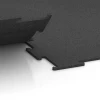 Großaufnahme vom Verbindungssystem von WARCO-Boden 6455 - Fitnessboden Kompakt im Farbdesign Anthrazit. Abmessungen 50 × 50 × 0,8 cm.