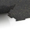 Großaufnahme vom Verbindungssystem von WARCO-Boden 6460 - Fitnessboden Kompakt im Farbdesign Leicht Gelb Gesprenkelt. Abmessungen 50 × 50 × 0,8 cm.