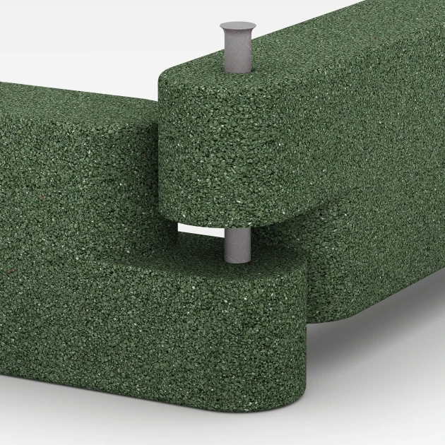 Großaufnahme vom Verbindungssystem von WARCO-Boden 6641 - Gummi-Randstein im Farbdesign Grasgrün. Abmessungen 100 x 15 x 30 cm.