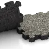 Großaufnahme vom Verbindungssystem von WARCO-Boden 4269 - Steinteppich-Klickfliese im Farbdesign Heller Granit. Abmessungen 306 x 306 x 30 mm.
