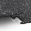 Großaufnahme vom Verbindungssystem von WARCO-Boden 3780 - Fitness Performance Elite Trainingsboden im Farbdesign Leicht Grau Gesprenkelt. Abmessungen 50 x 50 x 1,5 cm | 0,25 m².