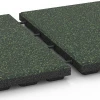 Großaufnahme vom Verbindungssystem von WARCO-Boden 6424 - Fallschutzplatte – 120 cm im Farbdesign Englischer Rasen. Abmessungen 50 x 50 x 4 cm.