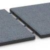 Großaufnahme vom Verbindungssystem von WARCO-Boden 6290 - Fallschutzplatten im Farbdesign Graphitgrau. Abmessungen 50 x 50 x 3 cm.