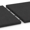 Großaufnahme vom Verbindungssystem von WARCO-Boden 6127 - Fallschutzplatte – 95 cm im Farbdesign Anthrazit. Abmessungen 50 x 50 x 3 cm | 0,25 m².