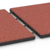 Großaufnahme vom Verbindungssystem von WARCO-Boden 6288 - Fallschutzplatten im Farbdesign Tomatenrot. Abmessungen 50 x 50 x 3 cm | 0,25 m².