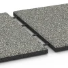 Großaufnahme vom Verbindungssystem von WARCO-Boden 6414 - Fallschutzmatte EPDM – 90 cm im Farbdesign Grauer Granit. Abmessungen 50 x 50 x 3 cm | 0,25 m².