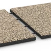 Großaufnahme vom Verbindungssystem von WARCO-Boden 6419 - Fallschutzmatte EPDM – 90 cm im Farbdesign Travertin. Abmessungen 50 x 50 x 3 cm | 0,25 m².